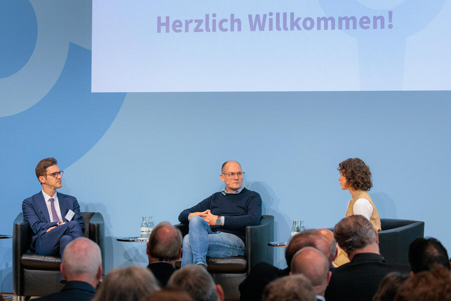 Die MdB Dr. Stephan Pilsinger und Dr. Janosch Dahmen im Gespräch mit Moderatorin Christina Betz.
