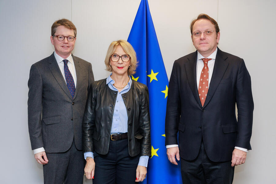 Gruppenbild v.l.n.r. mit PKV-Verbandsdirektor Florian Reuther,   Florence LUSTMAN, Présidente France Assureurs und EU-Gesundheitskommissar Olivér Várhelyi