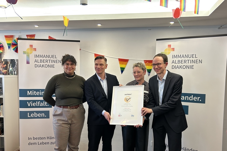 Gruppenfoto (v.l.n.r.): Natascha Gladden (Schwulenberatung Berlin), Andreas Mende, Nicole Oerder, Thorsten Gerenkamp (Immanuel Albertinen Diakonie)